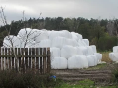 Tych odpadów rolnik nie może wyrzucić do śmietnika. Za błąd grożą wysokie kary