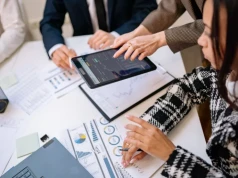 Jak faktoring online pozwala bezpiecznie i bez długu finansować rozwój firmy?