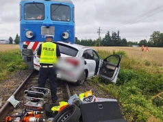 Śmiertelny wypadek na przejeździe kolejowym w Kiszkowie. Nie żyje 41-letni kierowca Audi