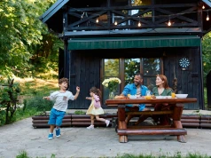 „Żyć po swojemu, każdy w swoim siedlisku”. Klasa średnia z wielkich miast chce mieszkać na wsi, ale kilometr od sąsiada. Dla jednych to ucieczka, dla innych — biznes