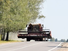 Kombajn z hederem na drodze? Przepisy są jednoznaczne
