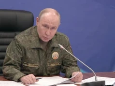 Putin znowu w mundurze. Straszy i dementuje ukraińskie sukcesy