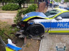 Ford Mustang GT radomskiej policji rozbity