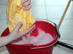 Dodaję dwie krople do wiadra z wodą i umyta podłoga pachnie godzinami