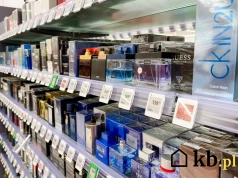 Klientki zaskoczone na zakupach. Rossmann mocno przecenił perfumy sygnowane nazwiskiem gwiazdy