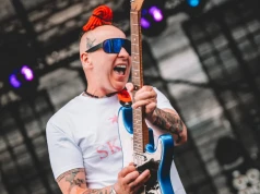 Luxon gitarzysta Skolima odsłonił pośladki w damskich stringach