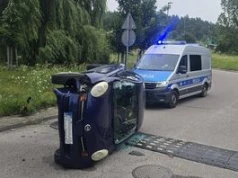 67-latka pijana jechała z 9-letnią wnuczką. Pojazd się wywrócił