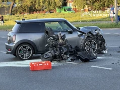Motocyklista przeleciał kilkanaście metrów w powietrzu po zderzeniu z Mini