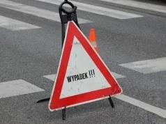 Osobówka uderzyła w naczepę ciężarówki koło Ciechanowa