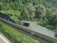 Wykolejenie pociągu na południu Polski. Wagony wpadły do rzeki