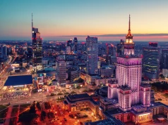 Regularne korzystanie z AI w pracy i w domu niemal się podwoiło w Polsce