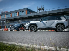 Toyota RAV4 2026 – mniej koni, więcej samochodu