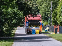 Zamiast remontować drogi, gmina dopłaci do odpadów. Winna zła segregacja
