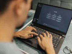 Polacy masowo porzucają koszyki w sklepach internetowych. Jest jeden powód