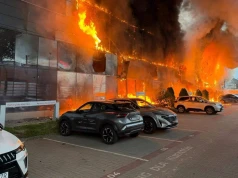 Pożar warsztatów i salonu samochodowego w Warszawie. Gigantyczna skala działań