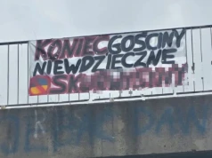 Skandaliczny napis na wiadukcie kolejowym w Woli Krzysztoporskiej: „Koniec gościny niewdzięczne sk…syny”