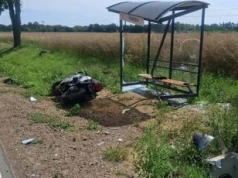 Parzeń: Poważny wypadek motocyklisty. Kierujący uderzył w przepust i przystanek autobusowy