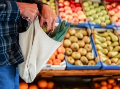 Inflacja w Polsce już nie odstaje od UE. Pomogły dyskonty, paliwa i tani import z Chin
