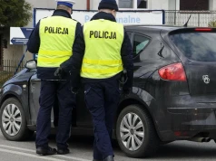 Za taki uchwyt na szybie będzie wysoki mandat. Błąd wielu kierowców
