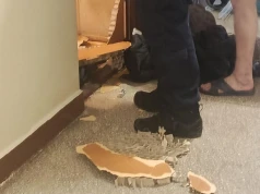 Groził kobietom, wtargnął do mieszkania i uszkodził drzwi. Został zatrzymany przez policjantów z Mokotowa