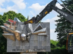 W Pyrzycach zdemontowano pomnik upamiętniający Sowietów (wideo)