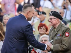 "Warszawo, zwyciężyłaś". Prezydent Nawrocki na powstańczym apelu pamięci. ZOBACZ ZDJĘCIA