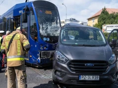 Wrocław – zderzenie tramwaju z busem. Są ranni