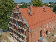 Zamiast ewangielickiej plebanii mieszkania komunalne. W Kosobudach trwają prace