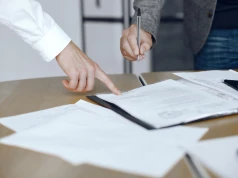 Aneks do kredytu może wrócić podczas procesu z bankiem. Te zapisy trzeba sprawdzić
