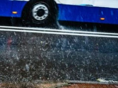 Była burza, skryła się w autobusie. Reakcja kierowcy ją zbulwersowała