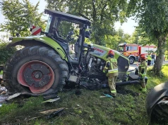 Ciągnik uderzył w drzewo. Koło zostało wyrwane, kierowca oddalił się z miejsca zdarzenia