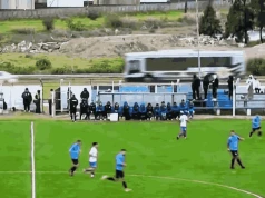 Wybił piłkę poza stadion i doprowadził do kolizji samochodów