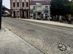Kostka rozlatuje się i stwarza zagrożenie. Ul. Mickiewicza od.Nowa