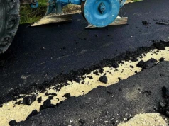 Wjechał Ursusem na asfalt i zaorał 200 m drogi. Straty mogą sięgnąć 400 tys. zł