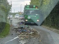 Awaria śmieciarki w Kozach. Odpady rozsypały się na drogę