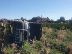 Zderzenie dwóch samochodów w Kozach. Jeden z pojazdów dachował