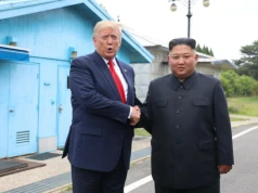 Trump uśmiecha się w stronę Kima? Wykonał znaczący gest
