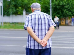 Splatasz ręce za plecami? Ten gest mówi o Tobie więcej niż myślisz