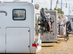 Śpią na parkingach, biorą wodę z cmentarza. Mieszkańcy Mikołajek mają ich dosyć