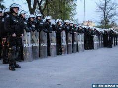 Policja pilnie dozbraja się w kaski i tarcze. Sprzęt ma wytrzymać kwas, ogień i uderzenie maczetą