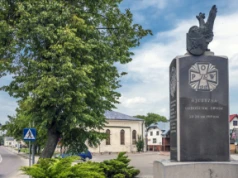 Obchody 107. rocznicy zwycięskiego Powstania Sejneńskiego - kwiaty pod pomnikiem