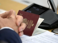 Paszport jest "wysoce niewłaściwy"? W przypadku tych trzech osób - owszem. Podróżują bez niego
