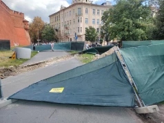 Tak wygląda plac budowy pod Wawelem. Zabezpieczenia nie wytrzymały wiatru
