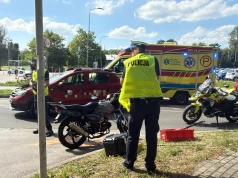 Akcja służb na Broniewskiego po zderzeniu osobówki z motocyklem. Na miejscu także motoambulans