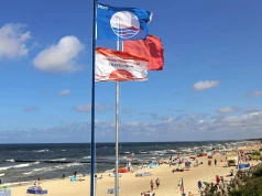 Nie jest czerwona ani biała. Tę flagę na plaży łatwo źle zrozumieć