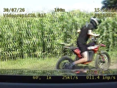 Motocyklista poszukiwany przez policję. Rozpoznajesz go?