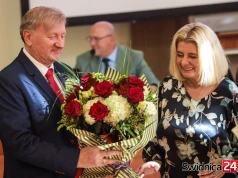 We czerwcu bezpardonowe rozstanie, w sierpniu uśmiechy i kwiaty dla odwołanych Lewandowskiego i Ory