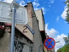 Odwrócone lustro na ul. Kołłątaja utrudnia wyjazd. Kierowcy mają ograniczoną widoczność