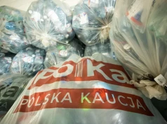 Milion Polaków dorabia zbierając butelki. Skarbówka może się tym zainteresować