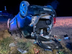 Suzuki wypadło z drogi i dachowało na polu. 72-latek został ranny